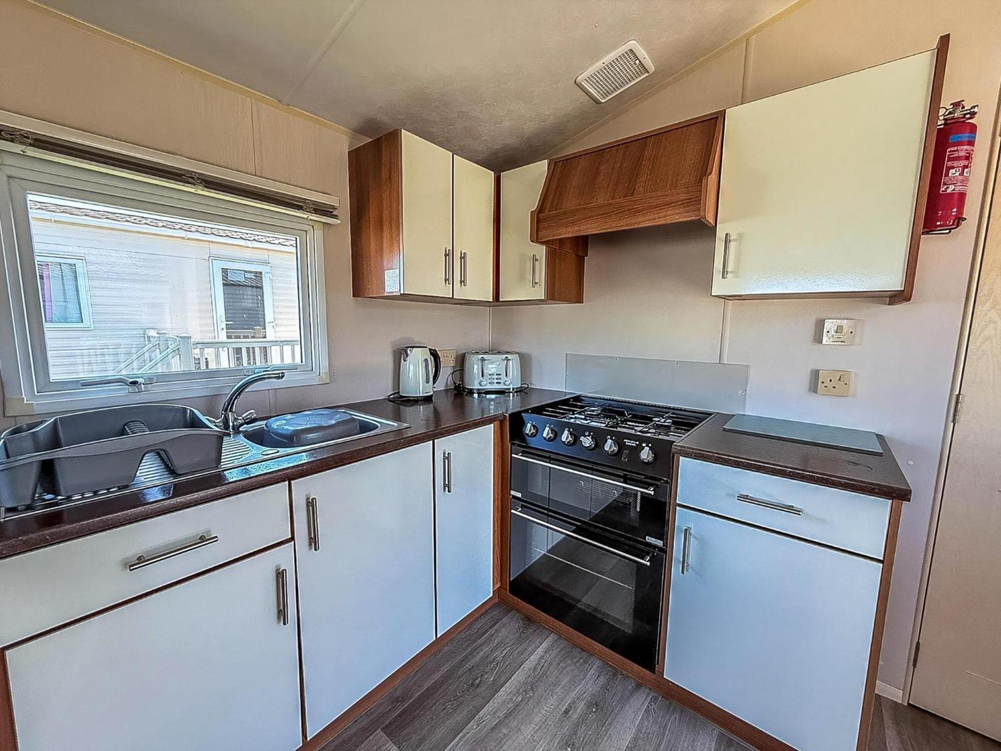 Great 6 Berth Caravan With Decking At Manor Park In Hunstanton Ref 23017B Exteriér fotografie