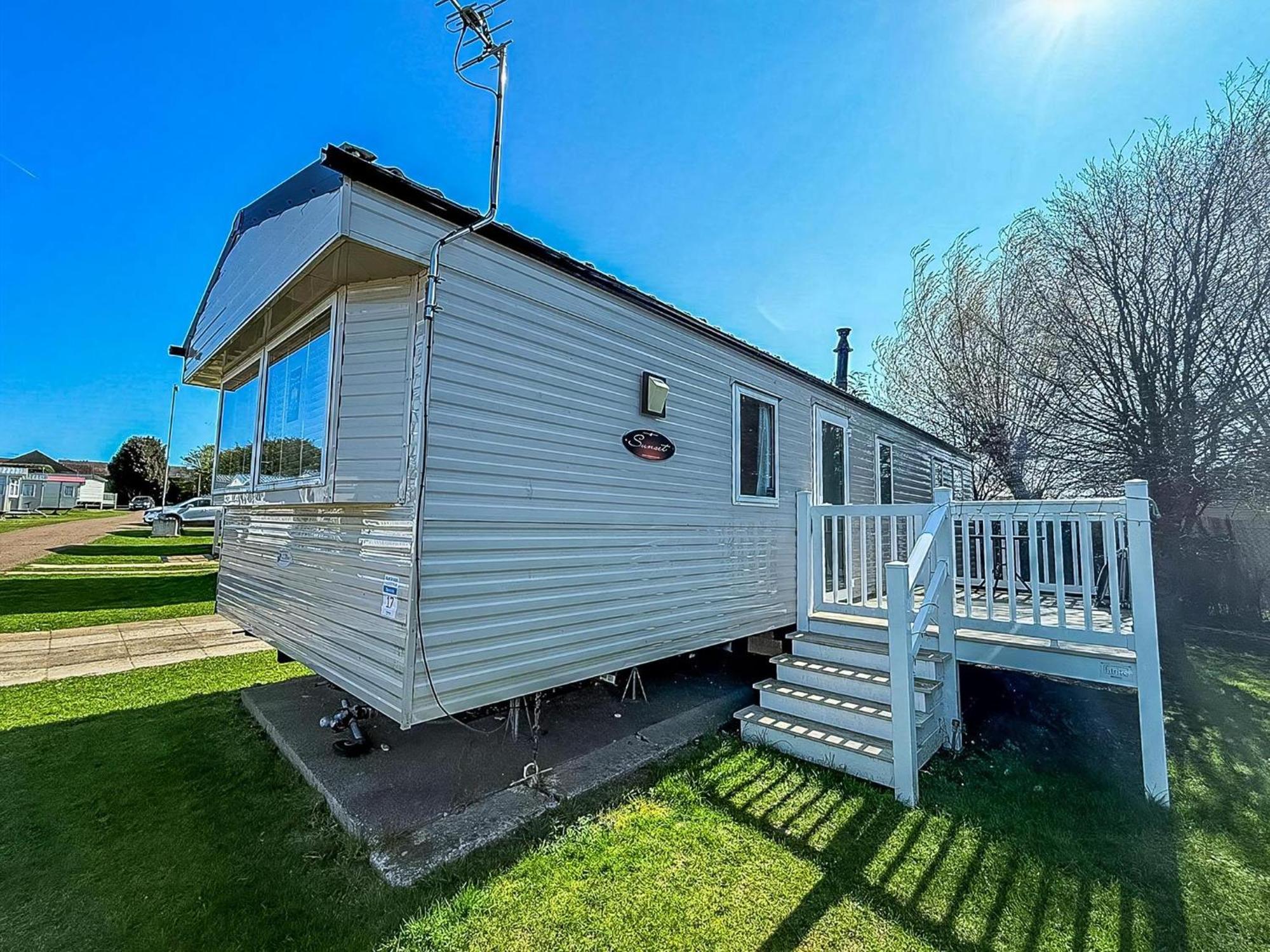 Great 6 Berth Caravan With Decking At Manor Park In Hunstanton Ref 23017B Exteriér fotografie