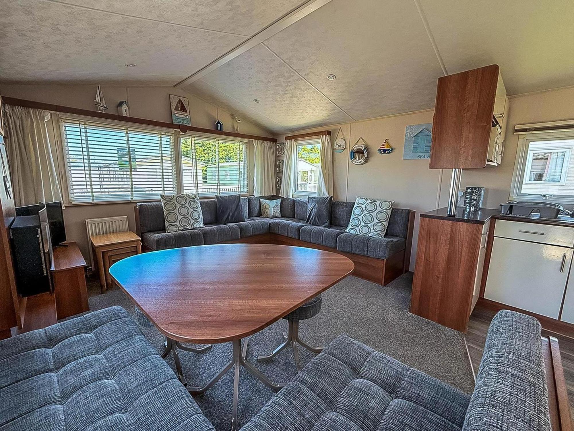 Great 6 Berth Caravan With Decking At Manor Park In Hunstanton Ref 23017B Exteriér fotografie
