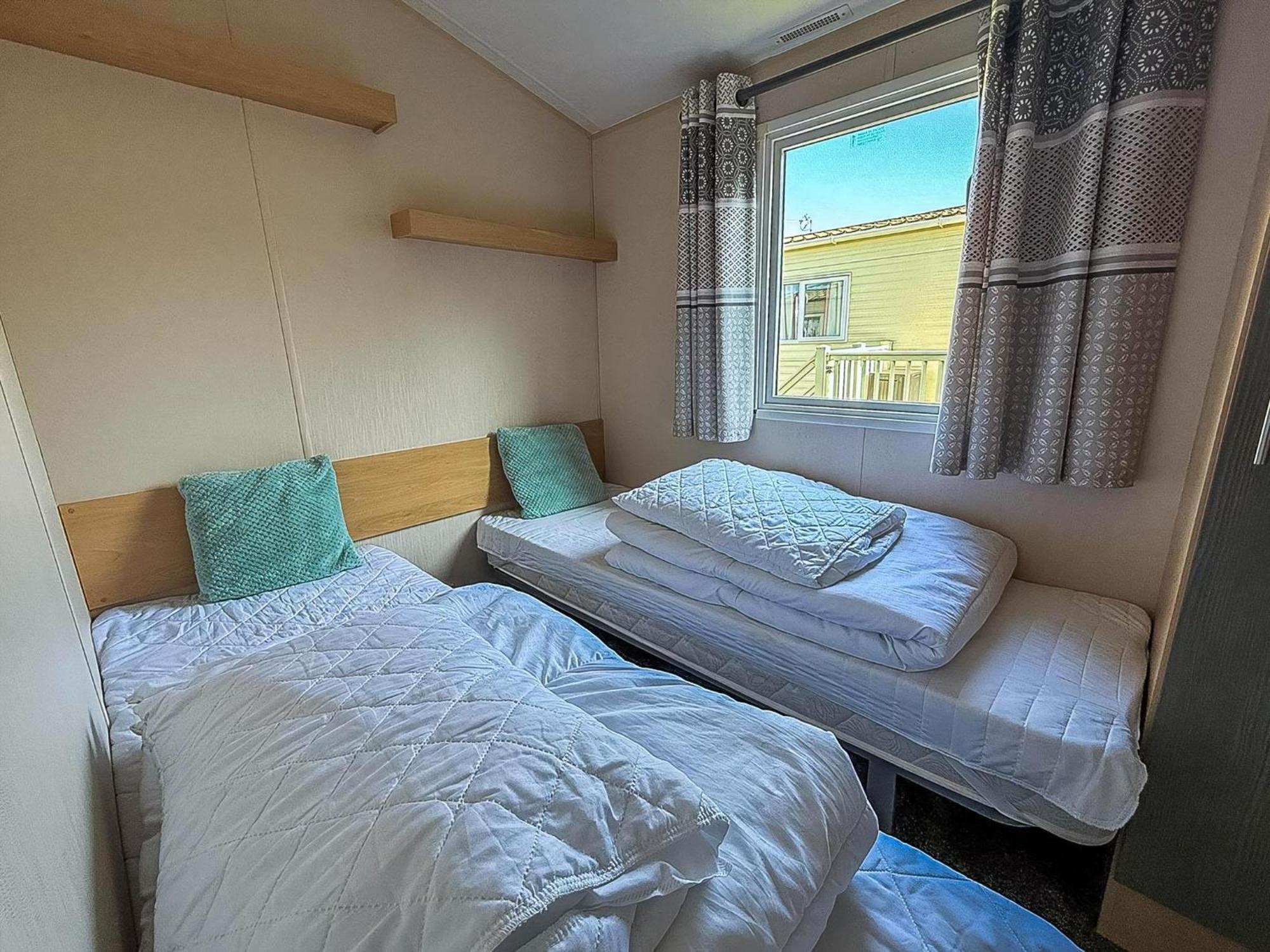 Great 6 Berth Caravan With Decking At Manor Park In Hunstanton Ref 23017B Exteriér fotografie
